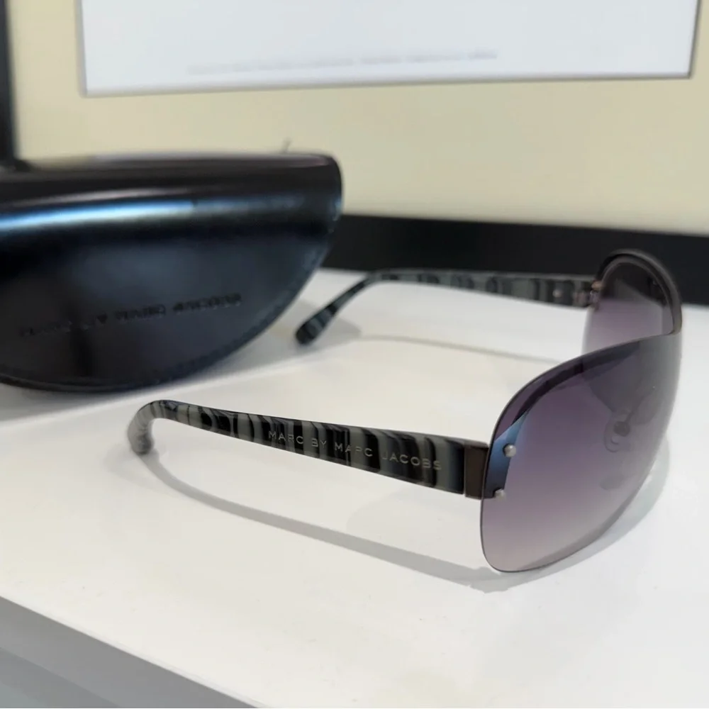 Marc Jacobs Black and Gray Sunglasses - Picture 5 of 7
